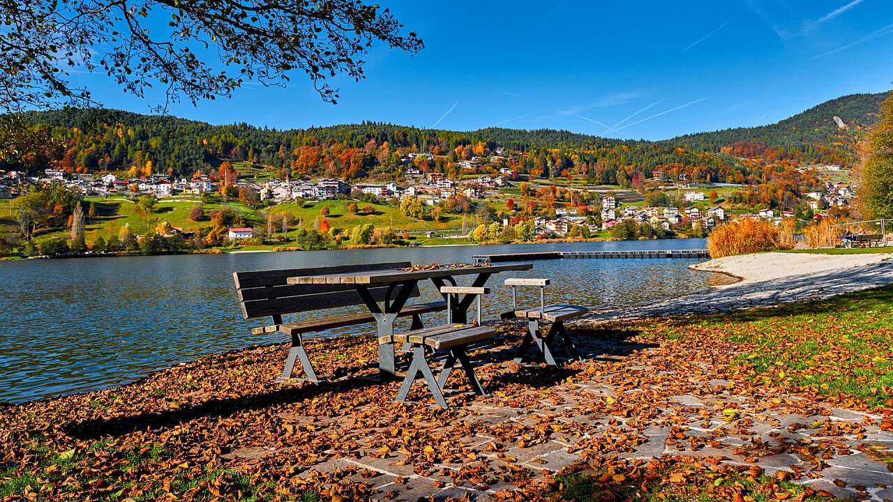 autunno_panchina_lago_baselga_di_pine_shutterstock