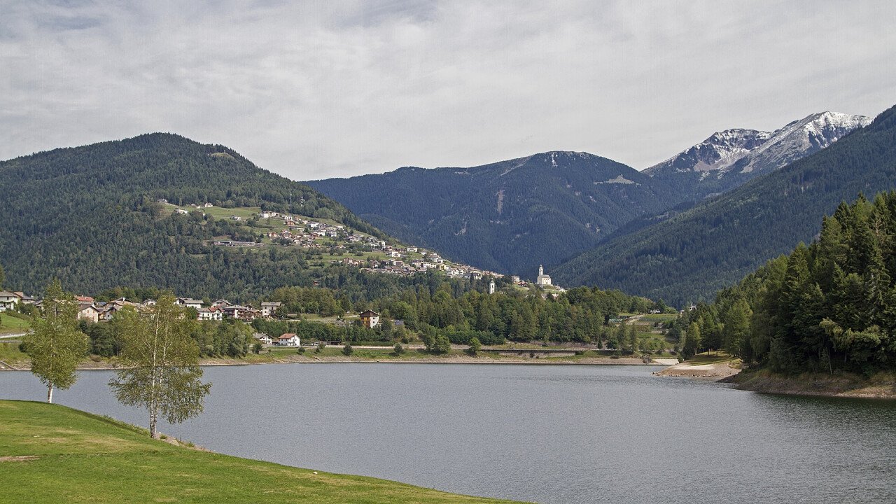 paese_sul_lago_bedollo_di_pine_shutterstock