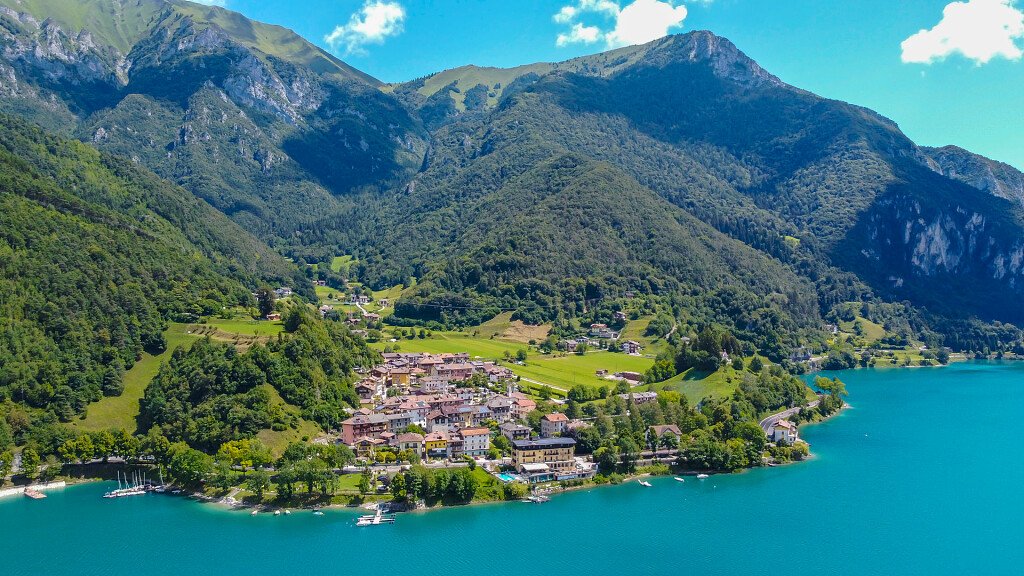 Valle di Ledro: vacanze tra laghi, palafitte e sport - cover