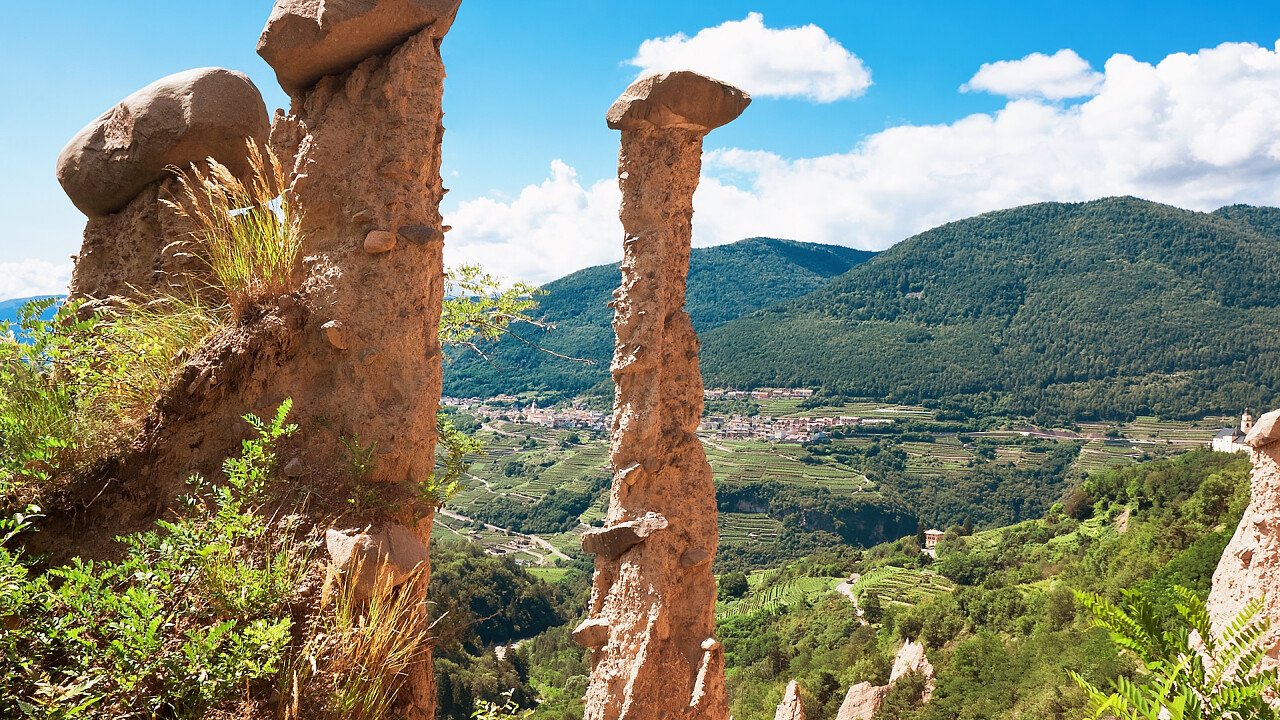 dettaglio_piramidi_terra_segonzano_depositphotos