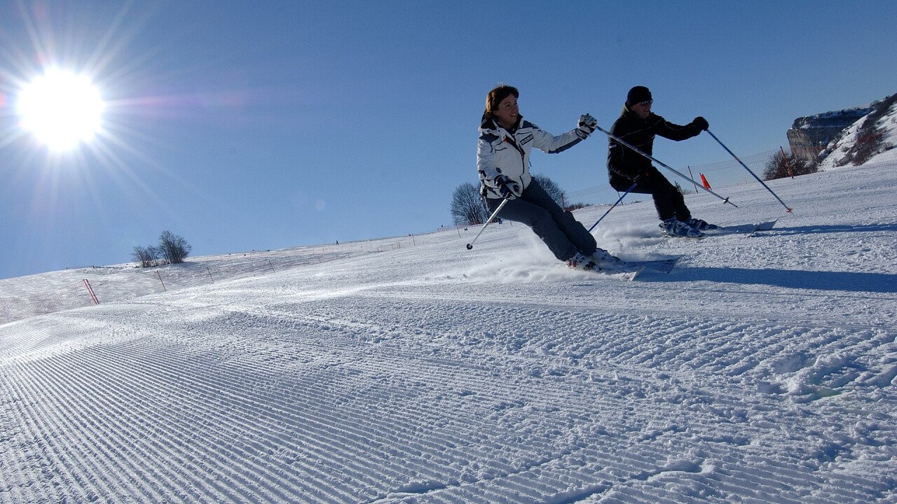 sciatori_inverno_altopiano_brentonico_azienda_per_il_turismo_rovereto_e_vallagarina_carlo_baroni