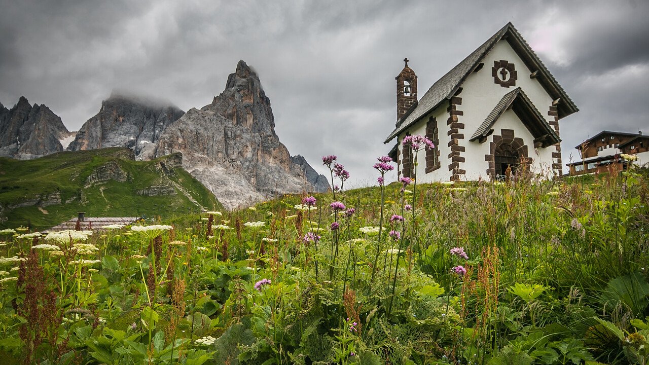 chiesa_di_passo_rolle_dreamstime_radovan_smokon