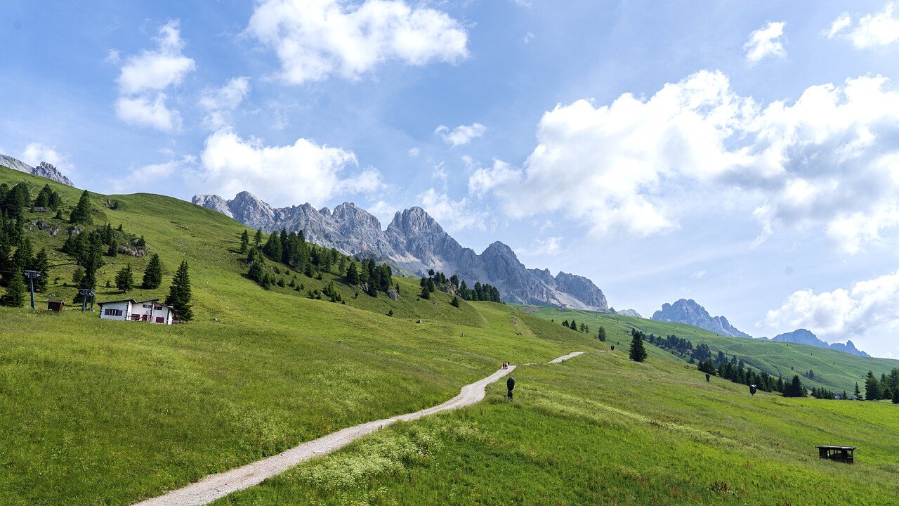 camminare_sentiero_passo_san_pellegrino_dreamstime_ihor_serdyukov
