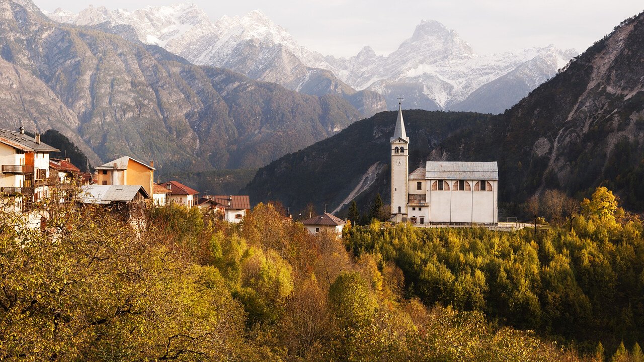 Chiesa di San Martino di Valle di Cadore  in estate