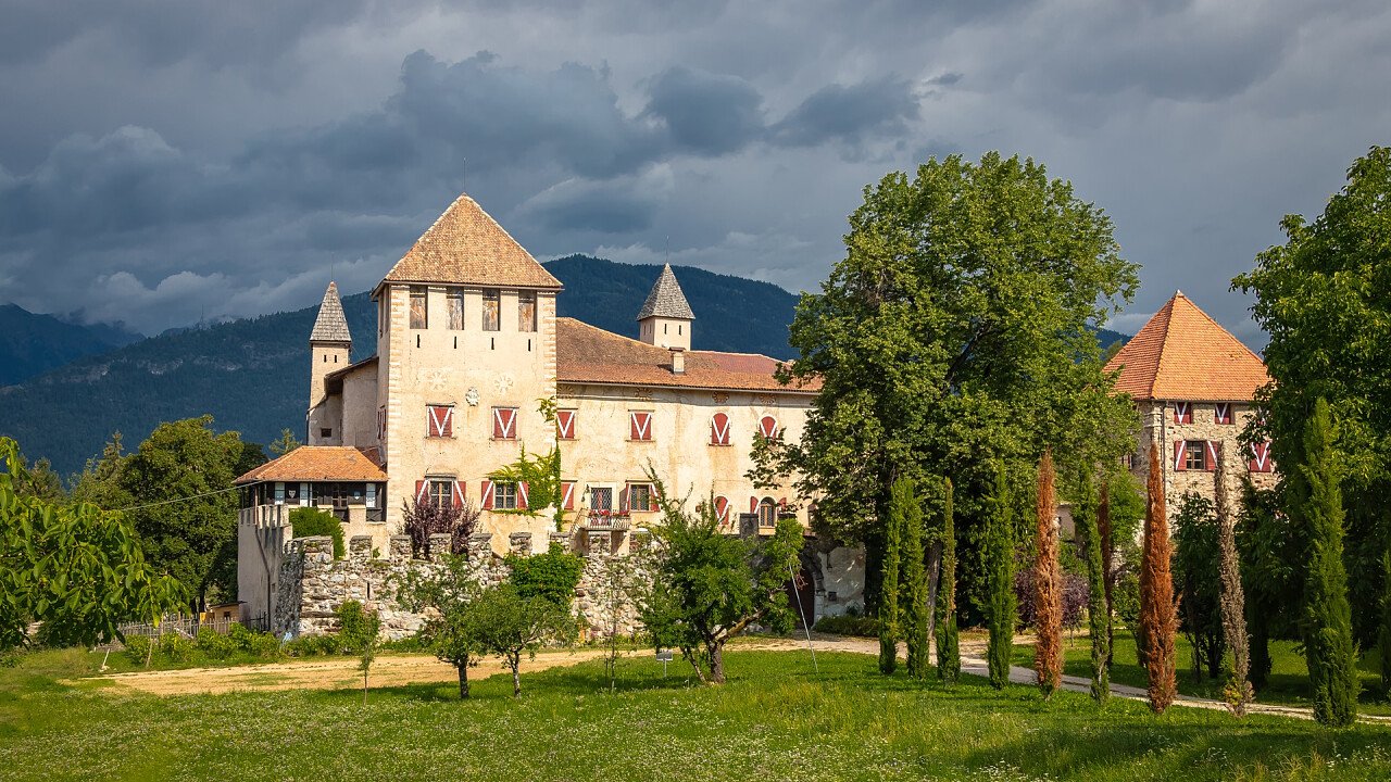 castle_malgolo_romeno_dreamstime_max_maximov_photography