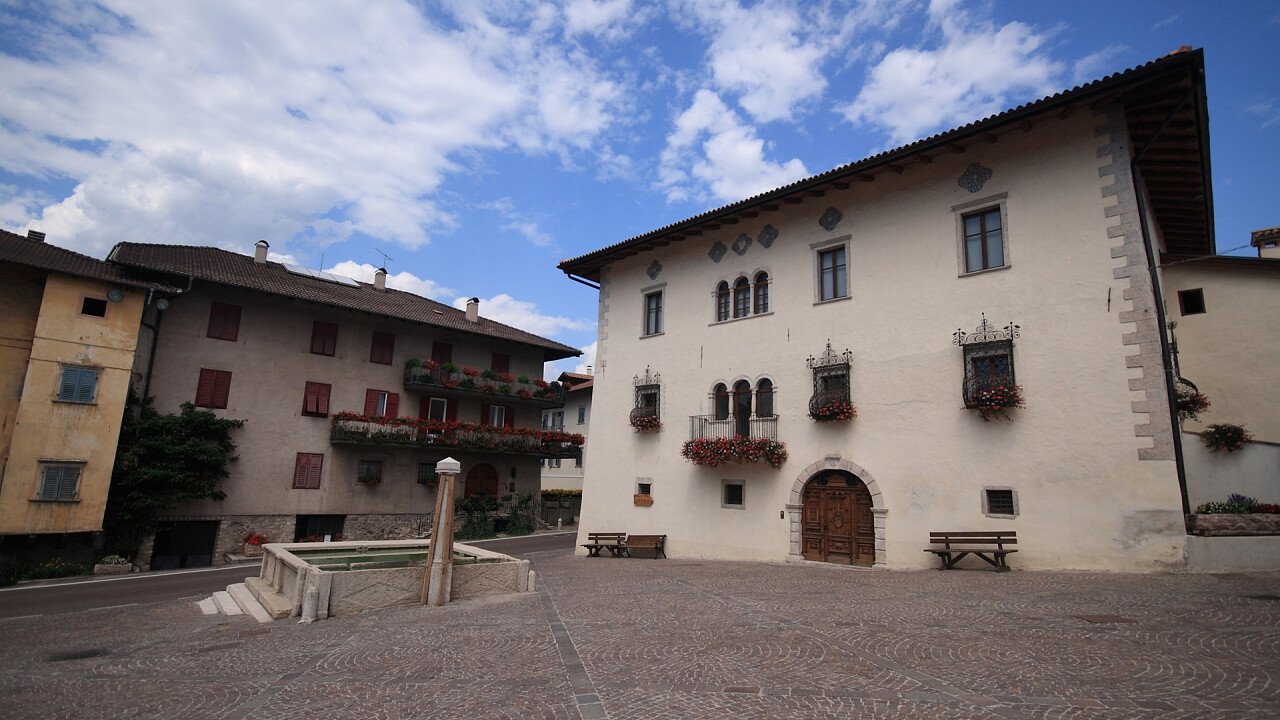 piazza_edificio_sanzeno_dreamstime_roberto_zocchi