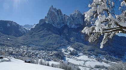 strada verso la chiesa di san valentino in autunno siusi - Shutterstock