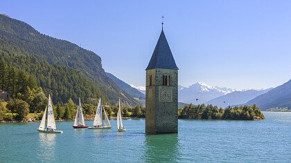 Gefrorener Reschensee im Winter