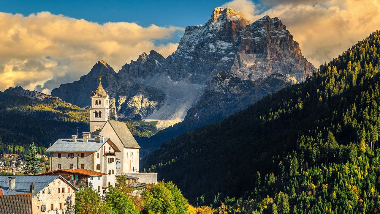 monte_pelmo_e_colle_santa_lucia_dreamstime_janos_gaspar