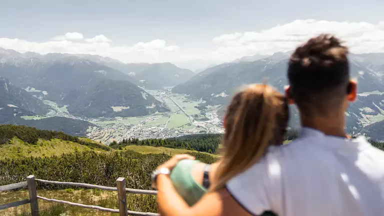 Coppia abbracciata sul Monte Cavallo che ammira panorama