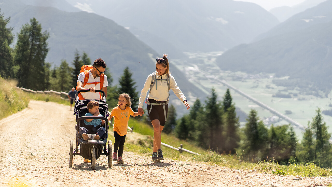 Famiglia che passeggia sul Monte Cavallo in estate | Vipiteno