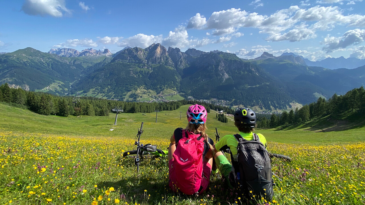 Coppia in bici a Fertazza, estate
