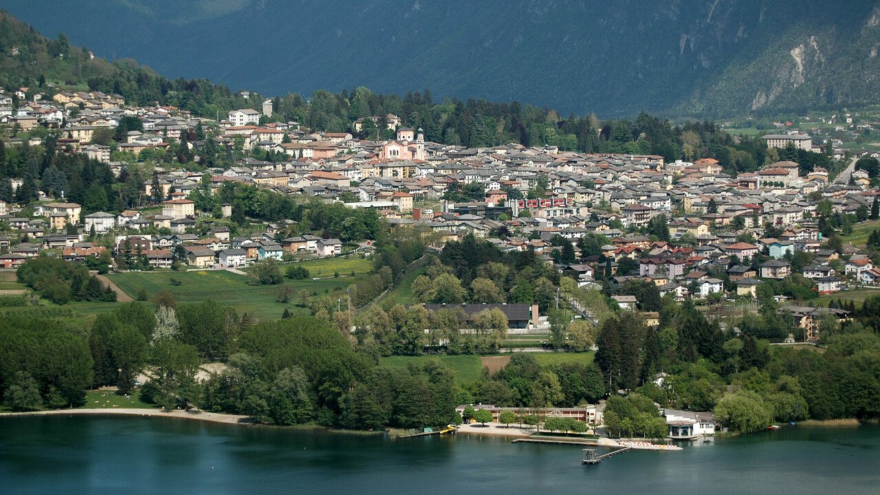 Il lago di Levico Terme in Valsugana in Trentino