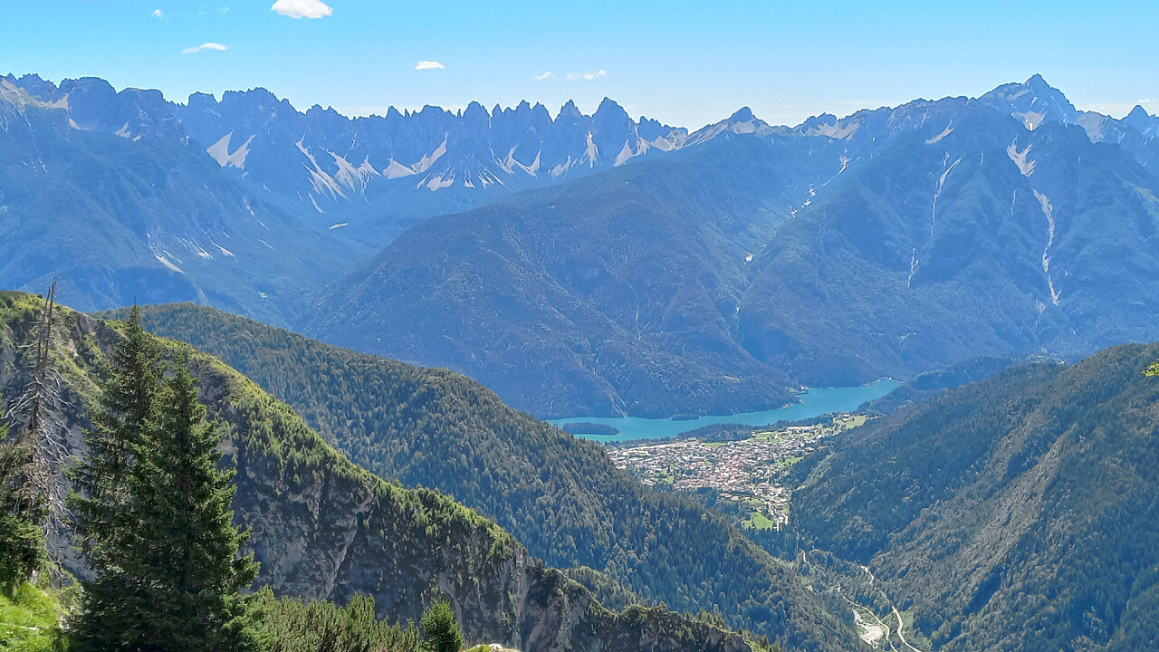 Lago Centro Cadore visto dal Rifugio Chiggiato