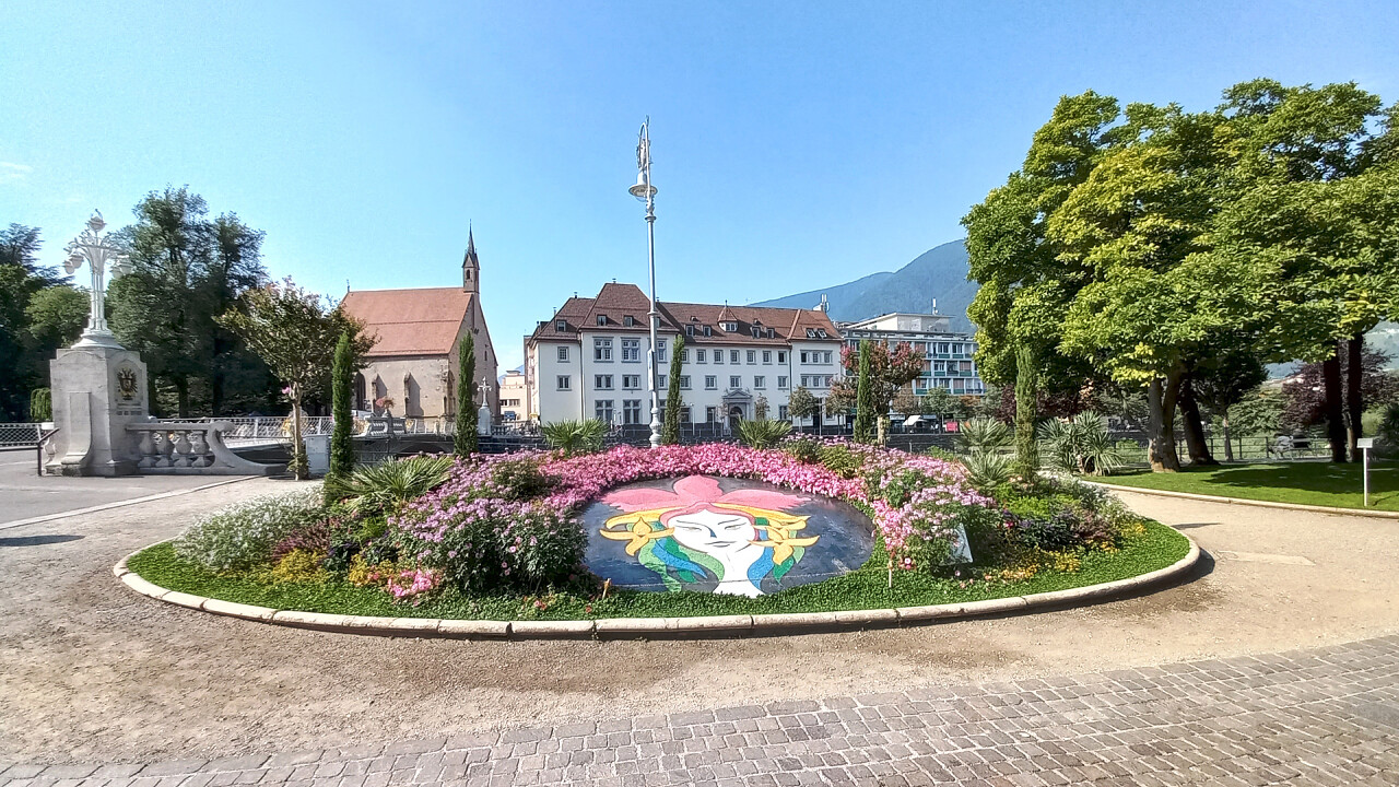 Aiuola fiori passeggiata Merano lungo Passirio