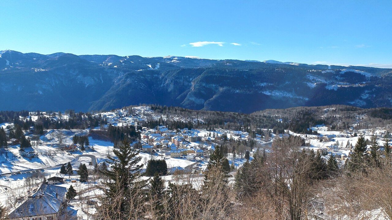 Lavarone visto dall'alto in inverno