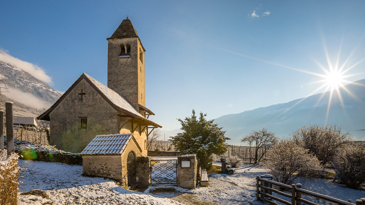 Chiesetta San Procolo in inverno a Naturno