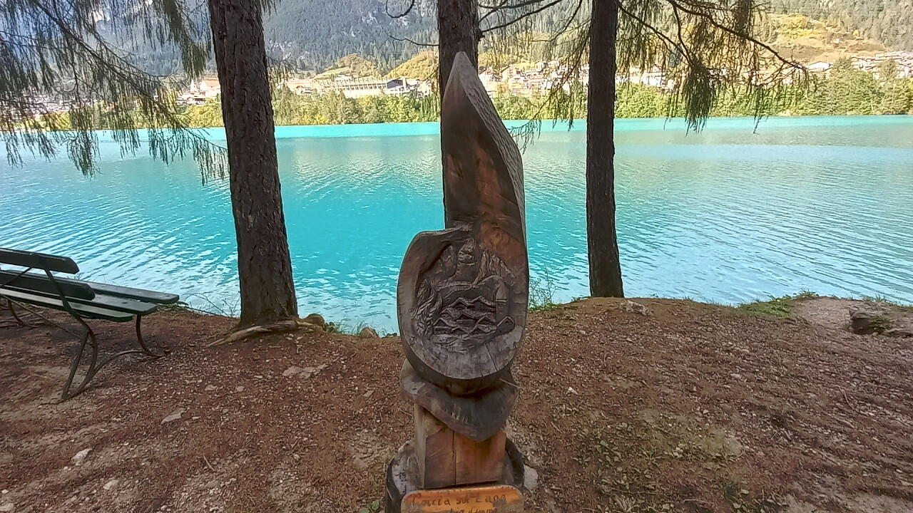 Scultura legno passeggiata lungo lago
