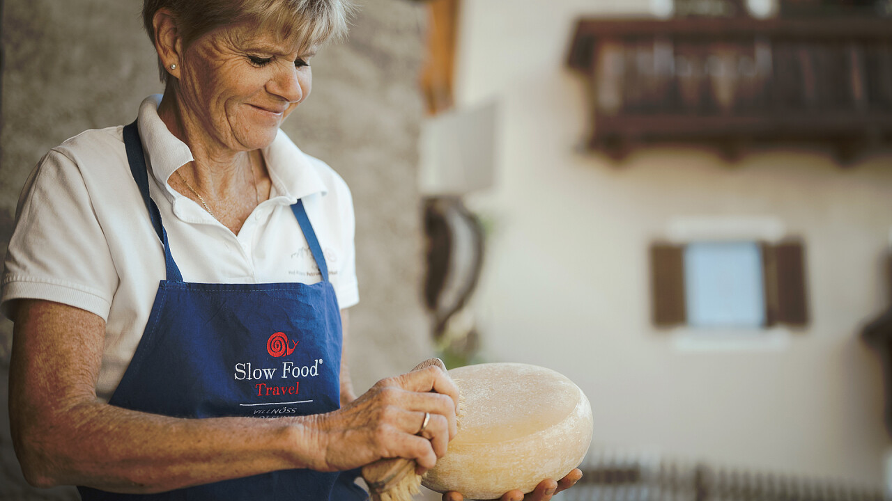 Signora che produce formaggio Slow Food