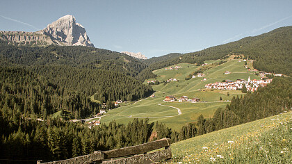 Famiglia in baita con slittino Passo delle Erbe