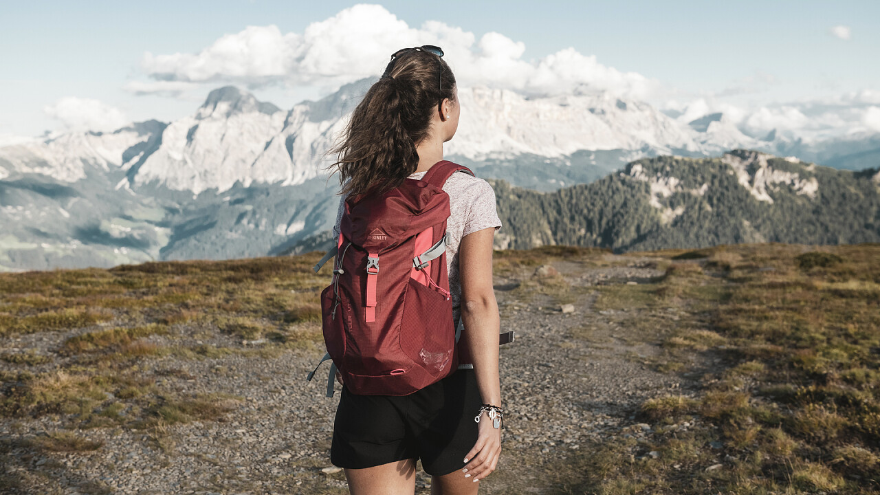 Ragazza escursione Passo delle Erbe