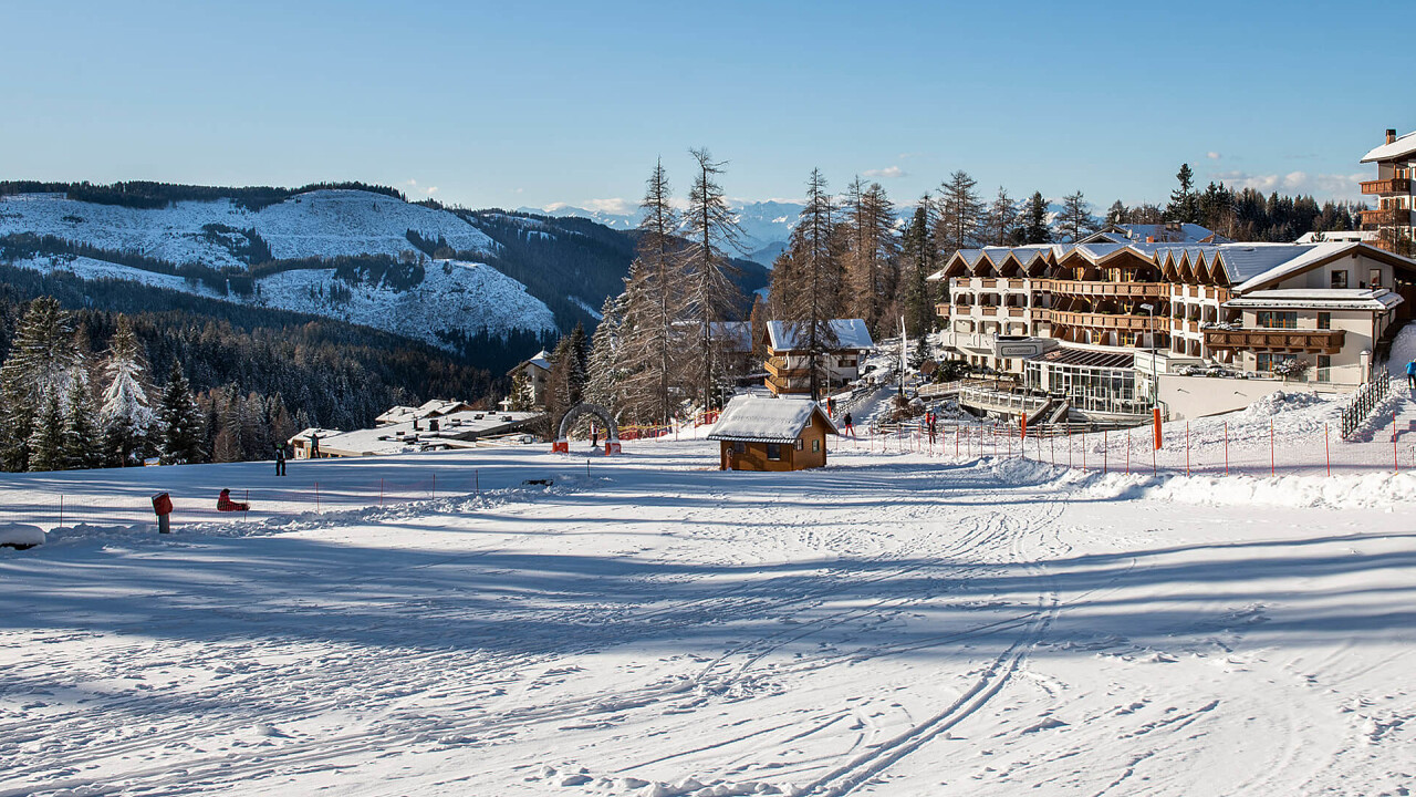 Esterno inverno con pista da sci vicino Hotel Sonnalp