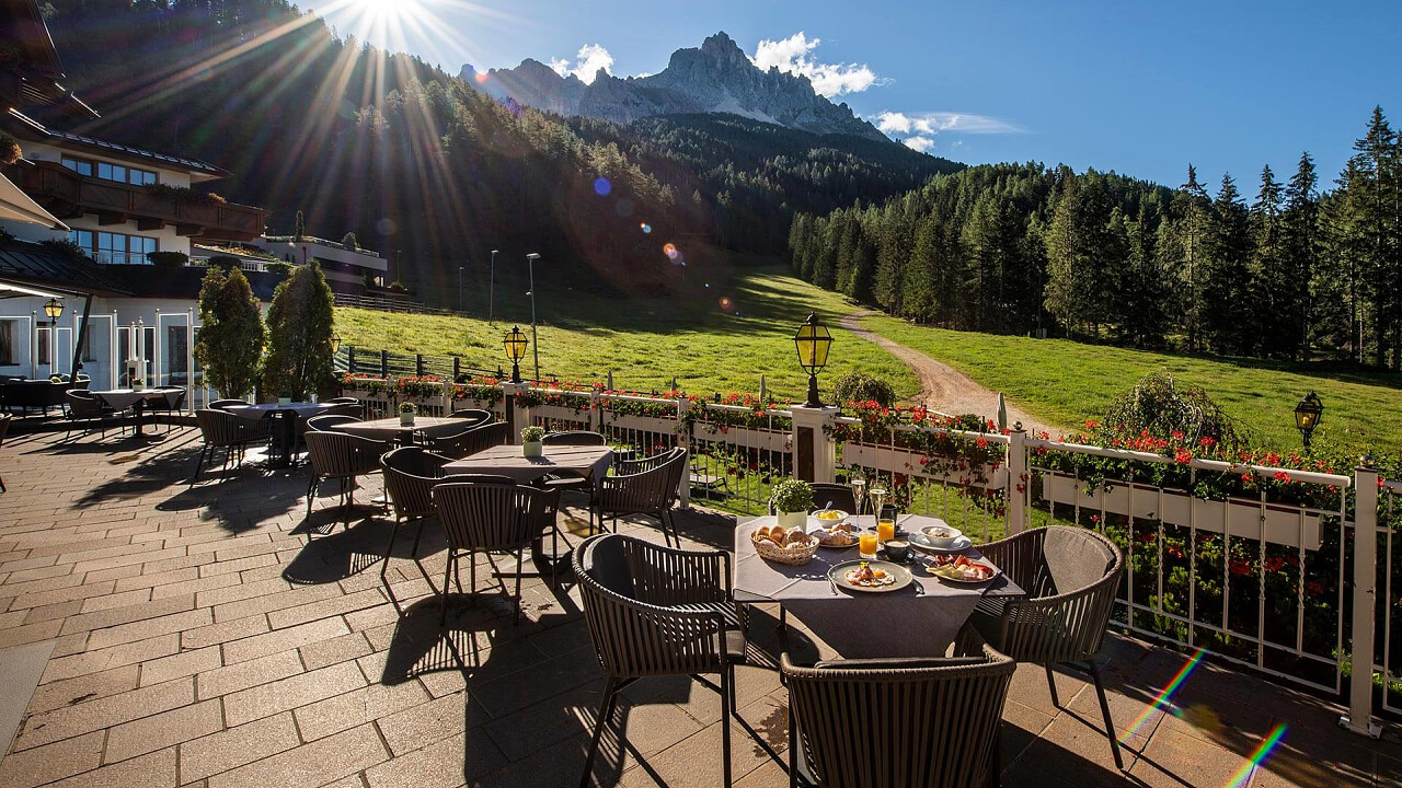 Tavoli con colazione terrazza estiva Hotel Sonnalp