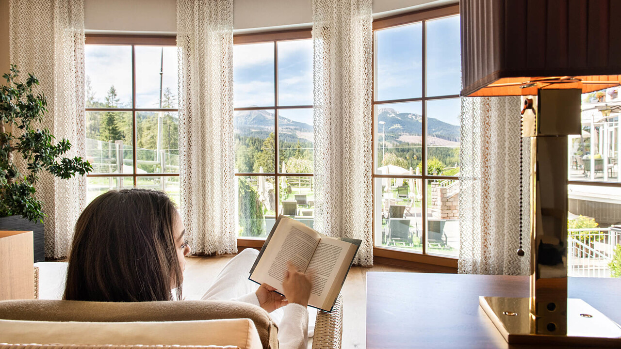 Ragazza legge un libro Hotel Sonnalp