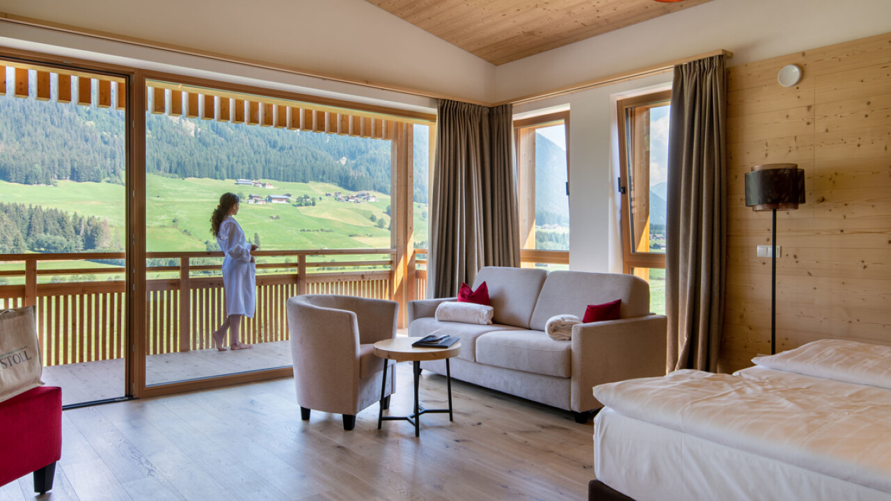 Ragazza balcone camera Alpine Nature Hotel Stoll