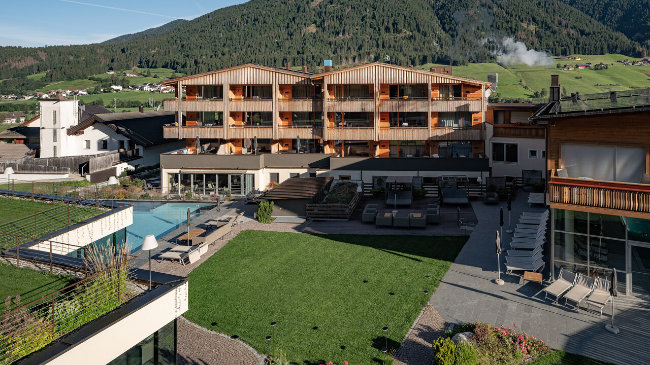 Esterno estivo con piscina Alpine Nature Hotel Stoll