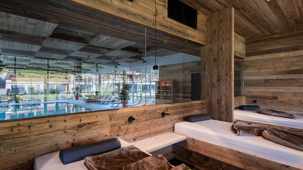 Piscina interna con lettini Alpine Nature Hotel Stoll