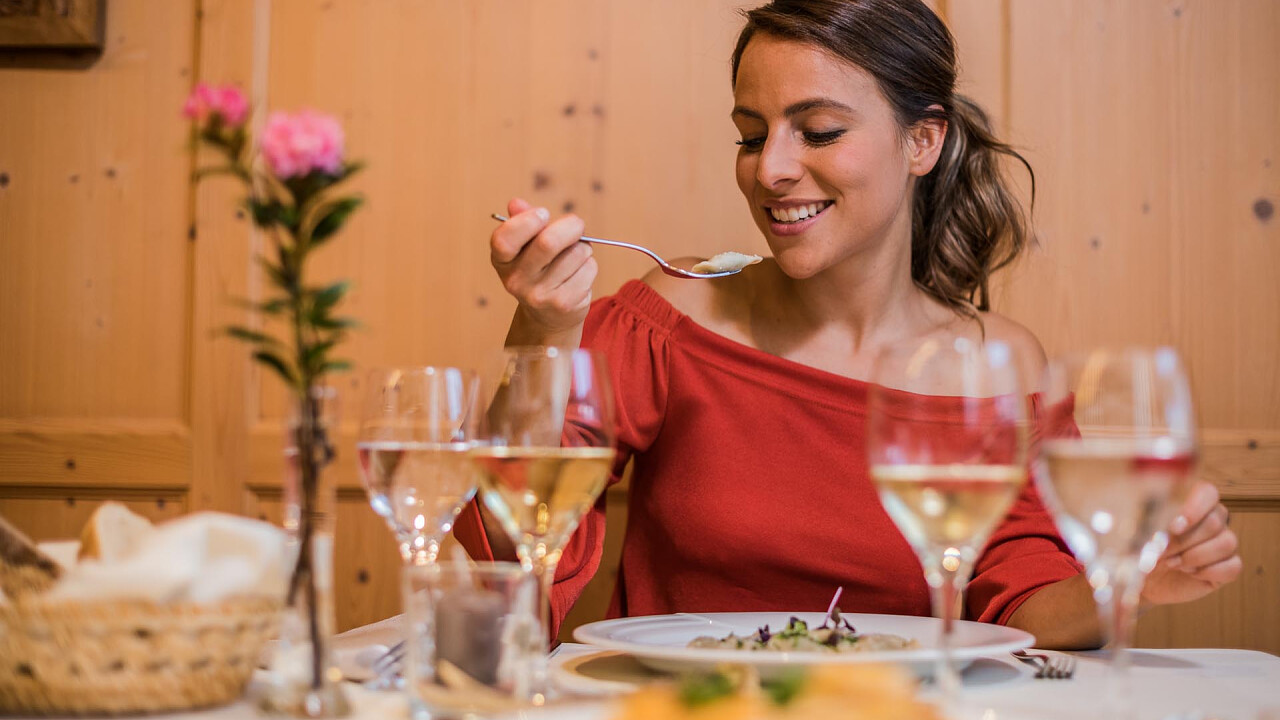 ragazza al ristorante Wirtshaushotel Alpenrose