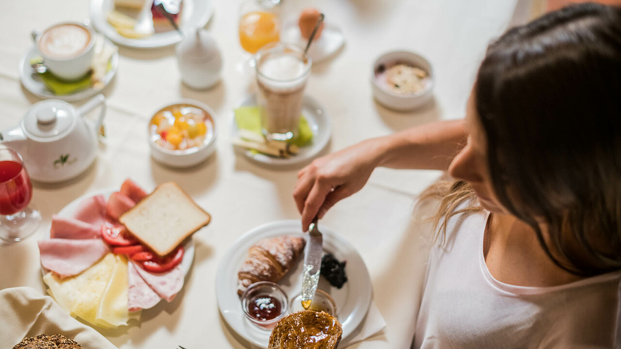 donna fa colazione Wirtshaushotel Alpenrose