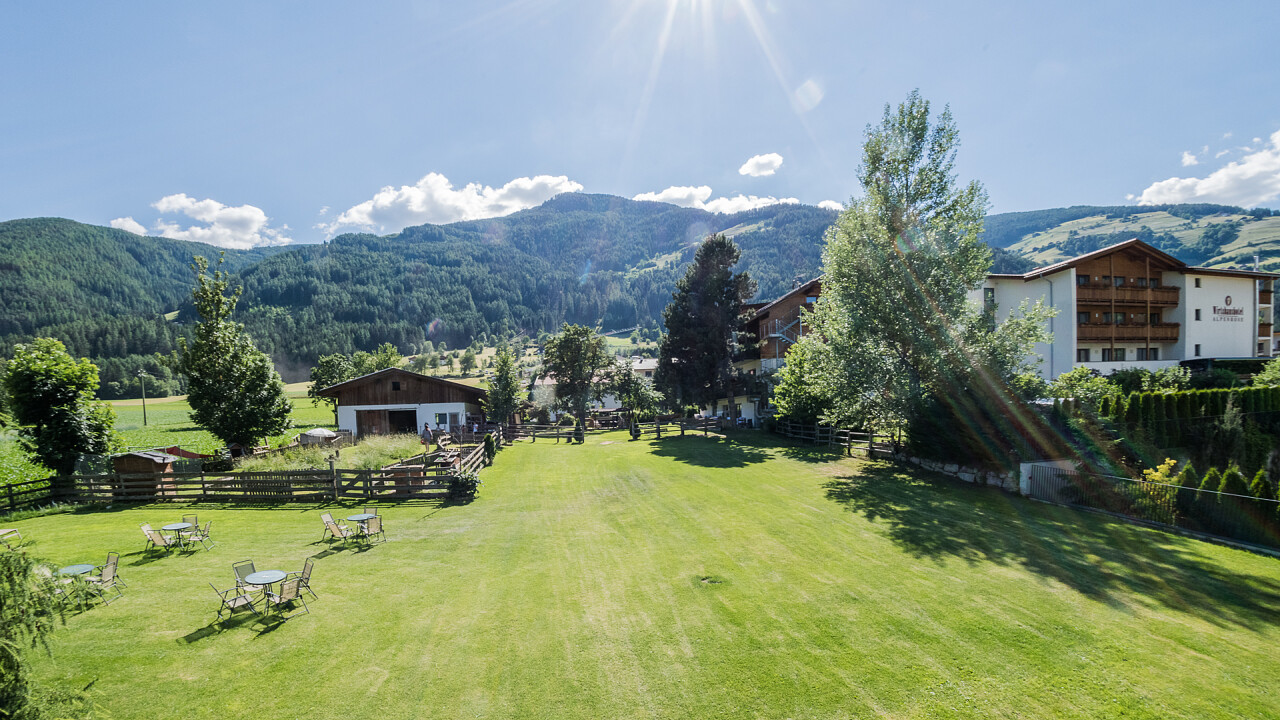 giardino con sdrai Wirtshaushotel Alpenrose