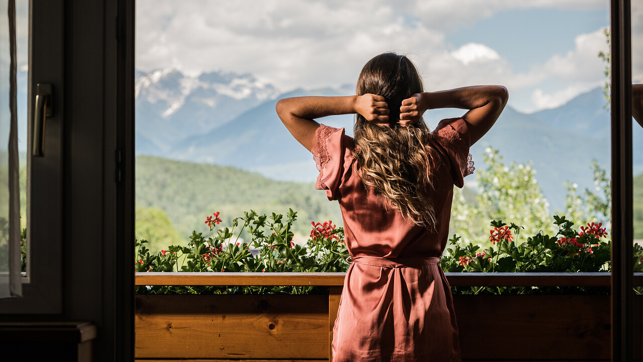 ragazza alla terrazza Wirtshaushotel Alpenrose
