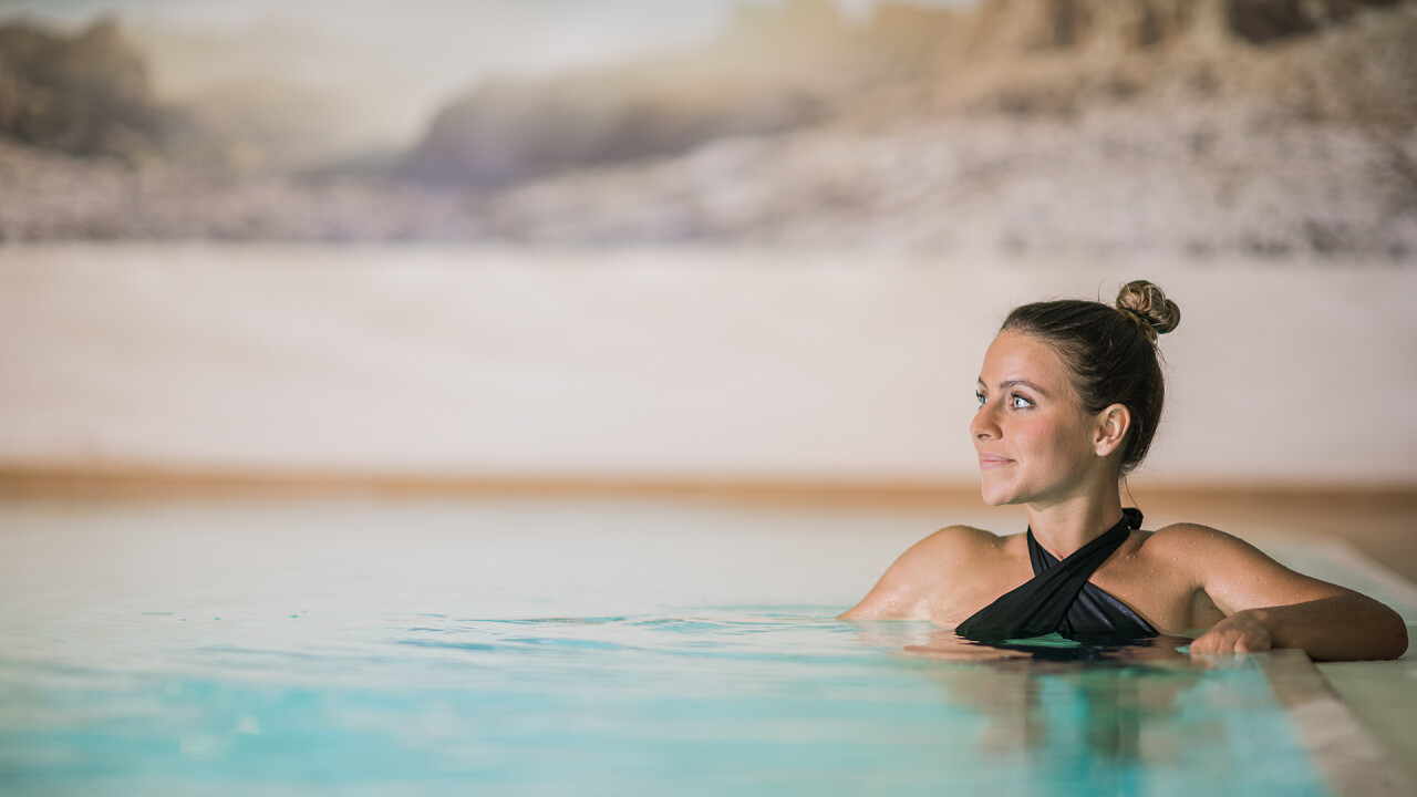 ragazza piscina Wirtshaushotel Alpenrose