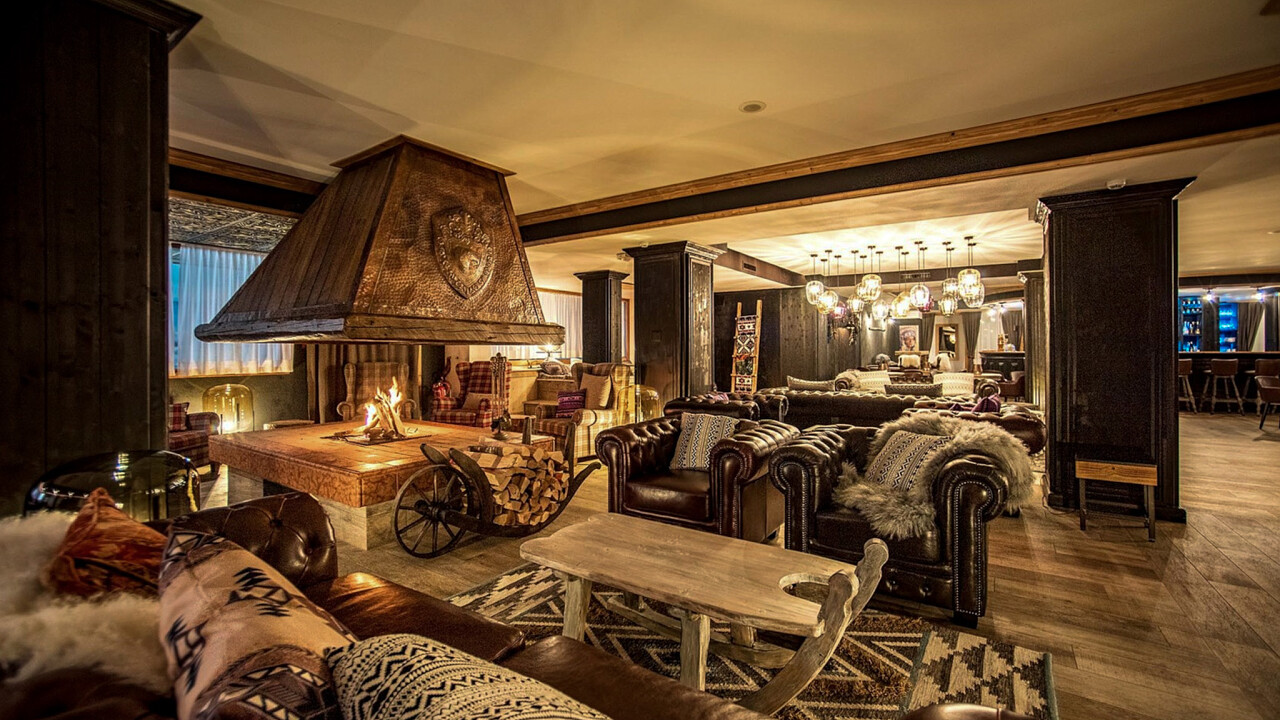 Wohnzimmer mit Kamin - Hotel Grifone