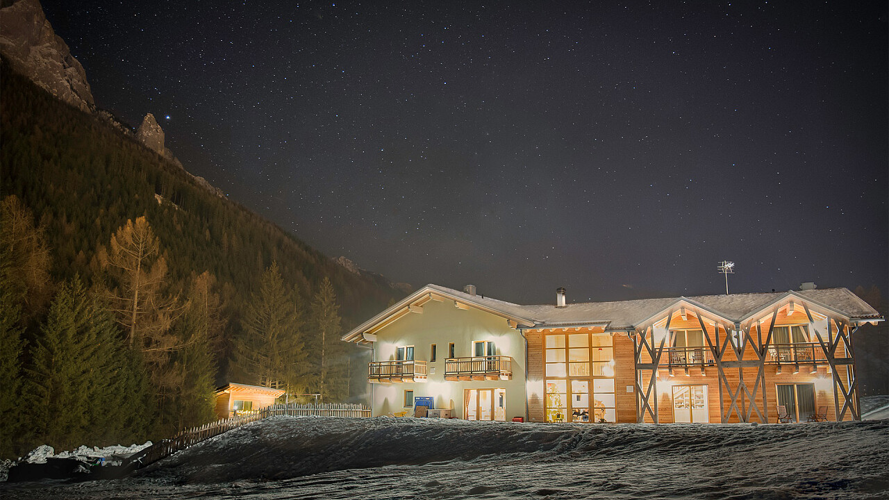 Struttura esterna inverno notte - Ecogreen Fiores Agriturismo