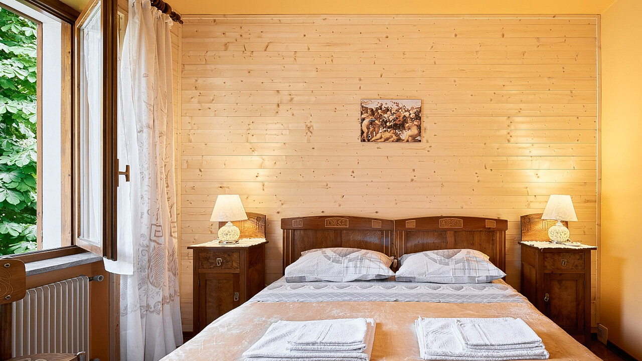 Schlafzimmer mit Doppelbett - Casa Ai Lali