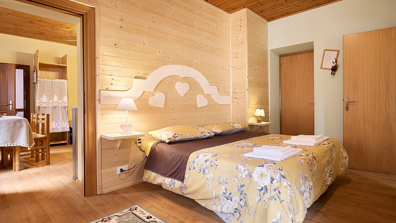 Schlafzimmer mit Doppelbett - Casa Ai Lali