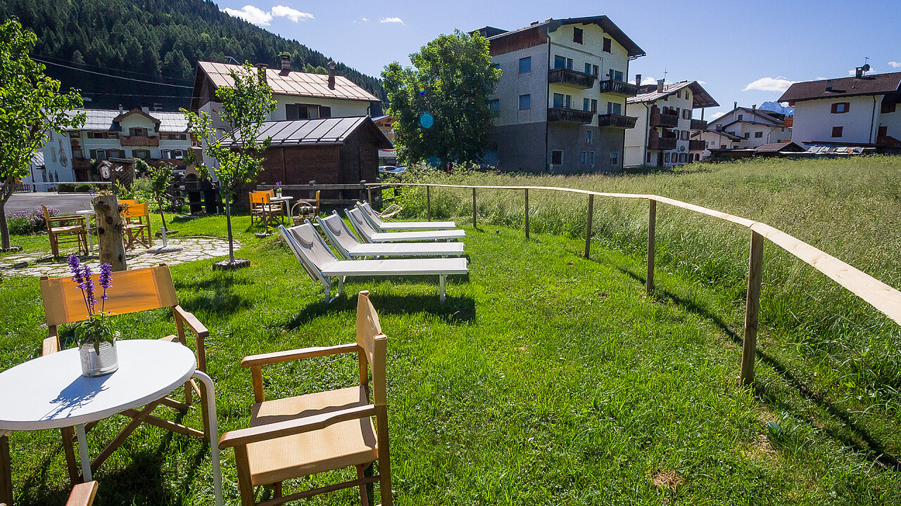 Tavolini e sdrai giardino estate - Hotel Comelico