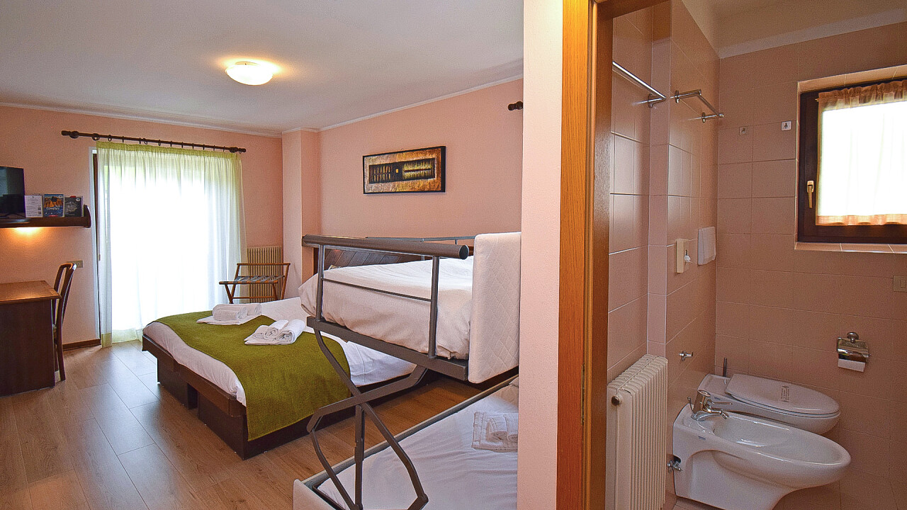 Letto matrimoniale e letto a castello - Camera quadrupla - Hotel Comelico