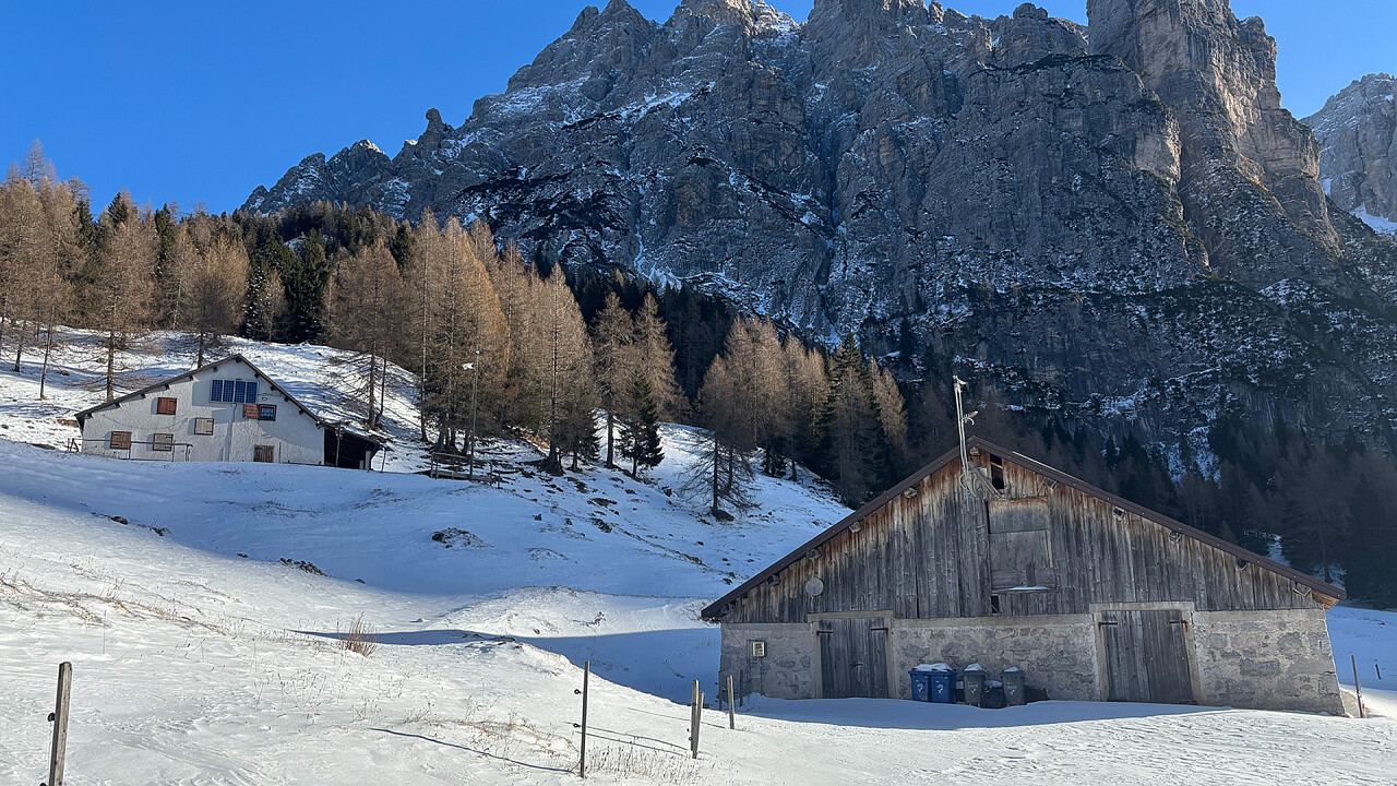 Esterno Malga in inverno - Malga Calleda