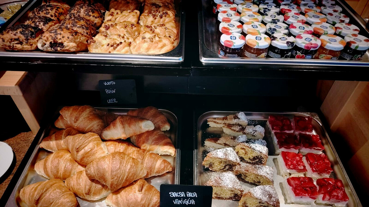 Brioche und Marmelade zum Frühstück - Hotel B&B Marilena