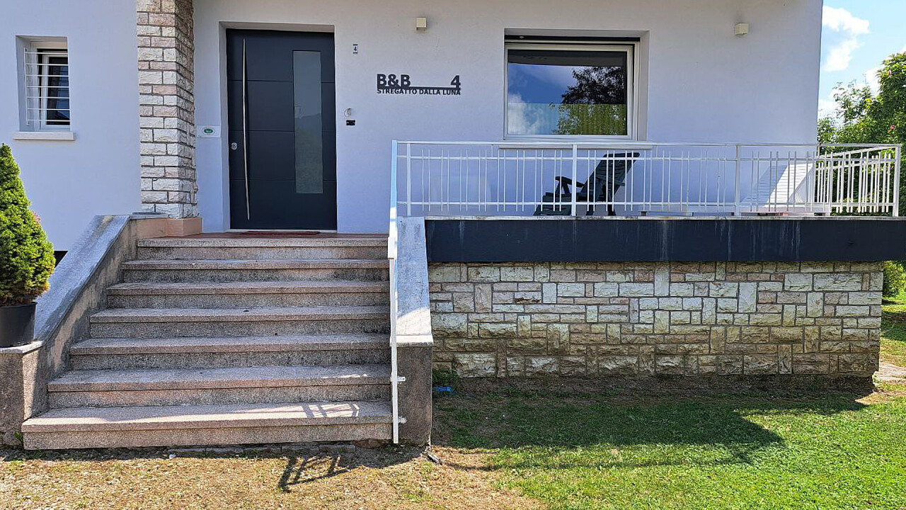 Eingang mit Schild - B&B Stregatto Dalla Luna