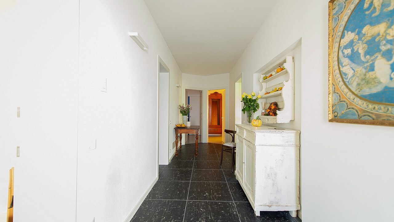 Corridor - B&B Cheshire Cat from the Moon