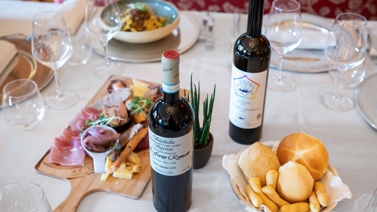 Schneidebretter und Weine - Hotel Des Alpes