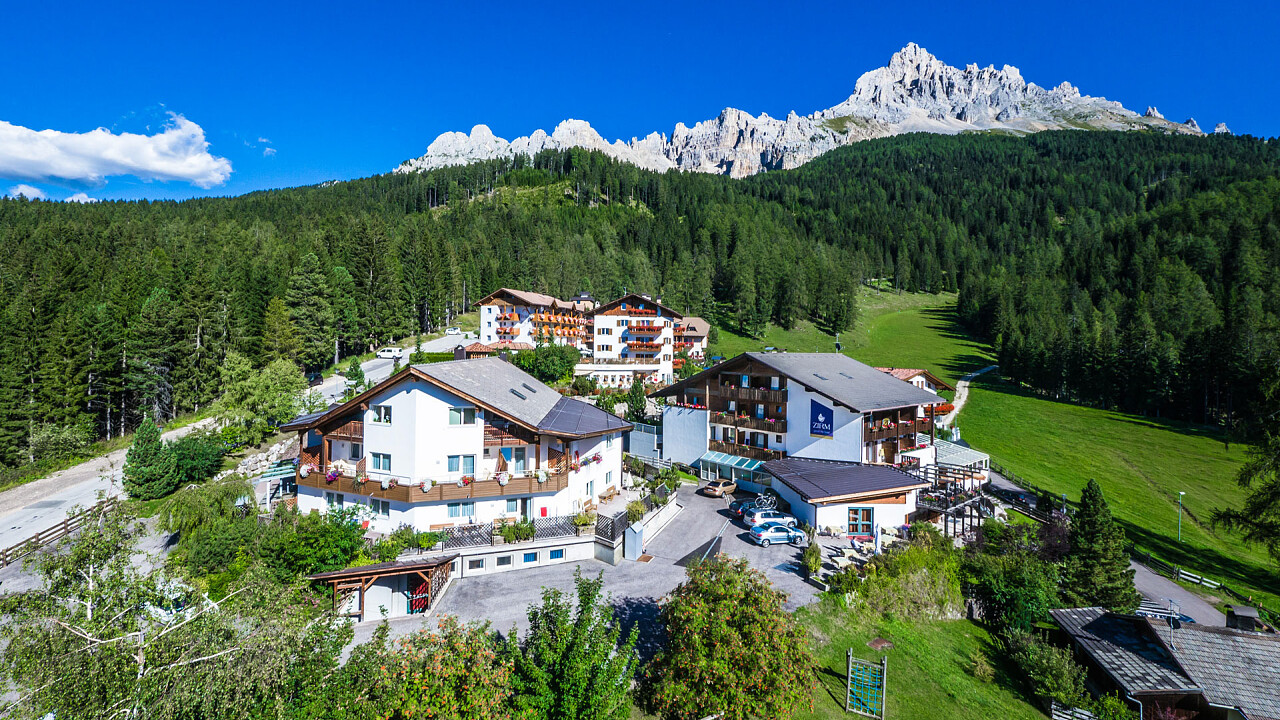 Sommerliche Außenanlage - Good Life Hotel Zirm