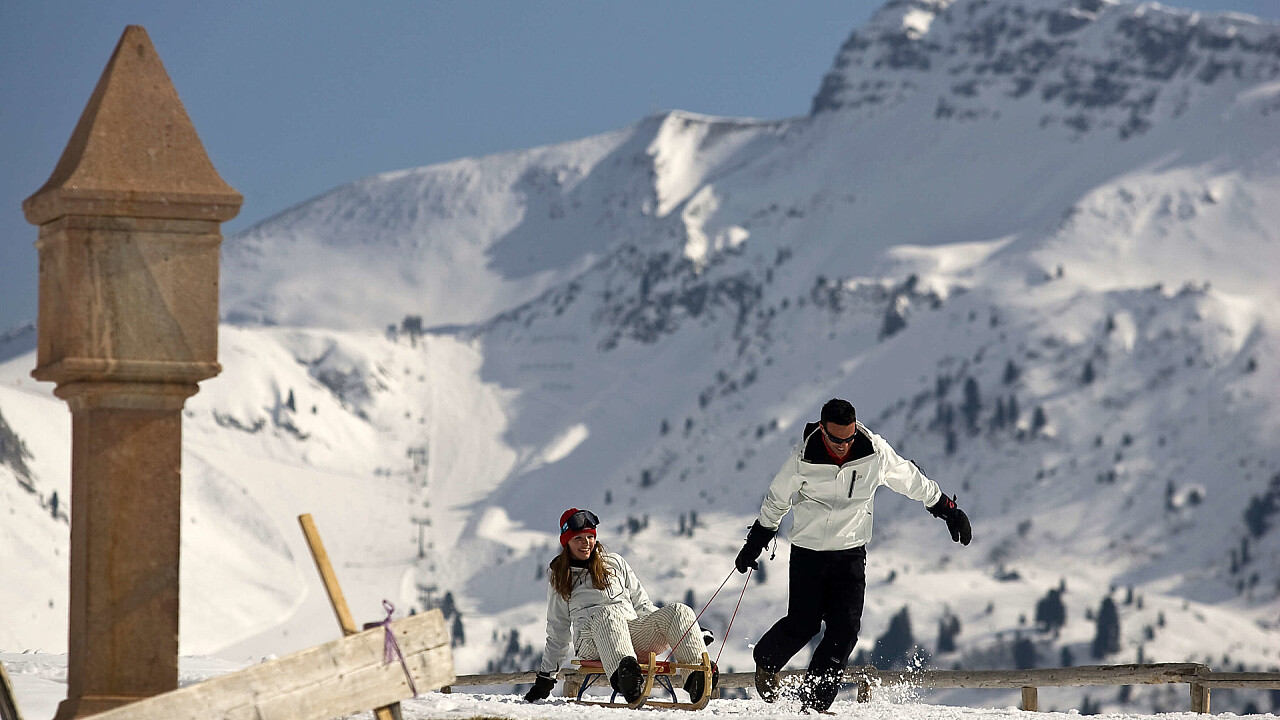 Pärchen auf dem Schlitten - Good Life Hotel Zirm