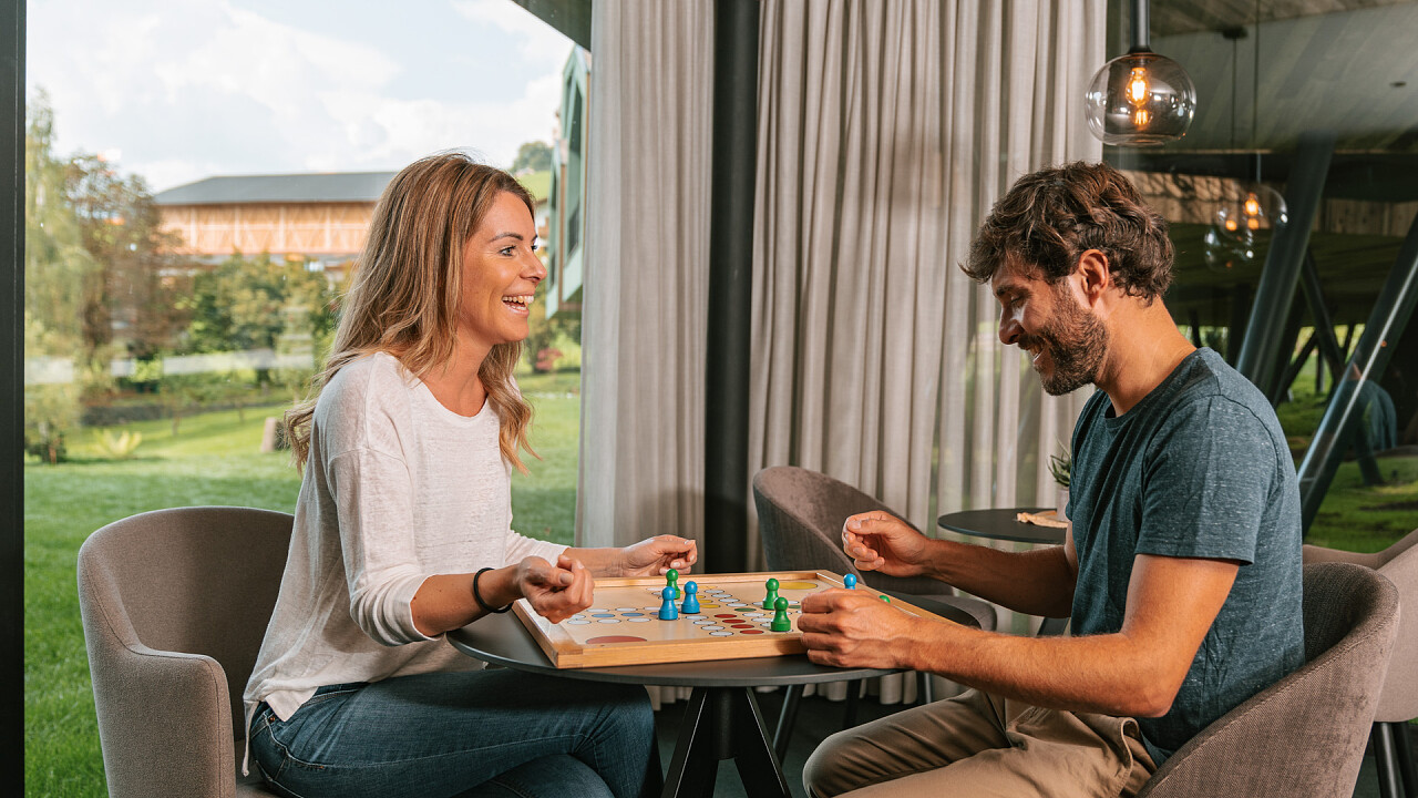 Coppia seduta al tavolo per giocare - Parc Hotel Florian